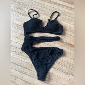 Black One Piece Swimsuit | Underwire Swimsuit | Padded Swimsuit